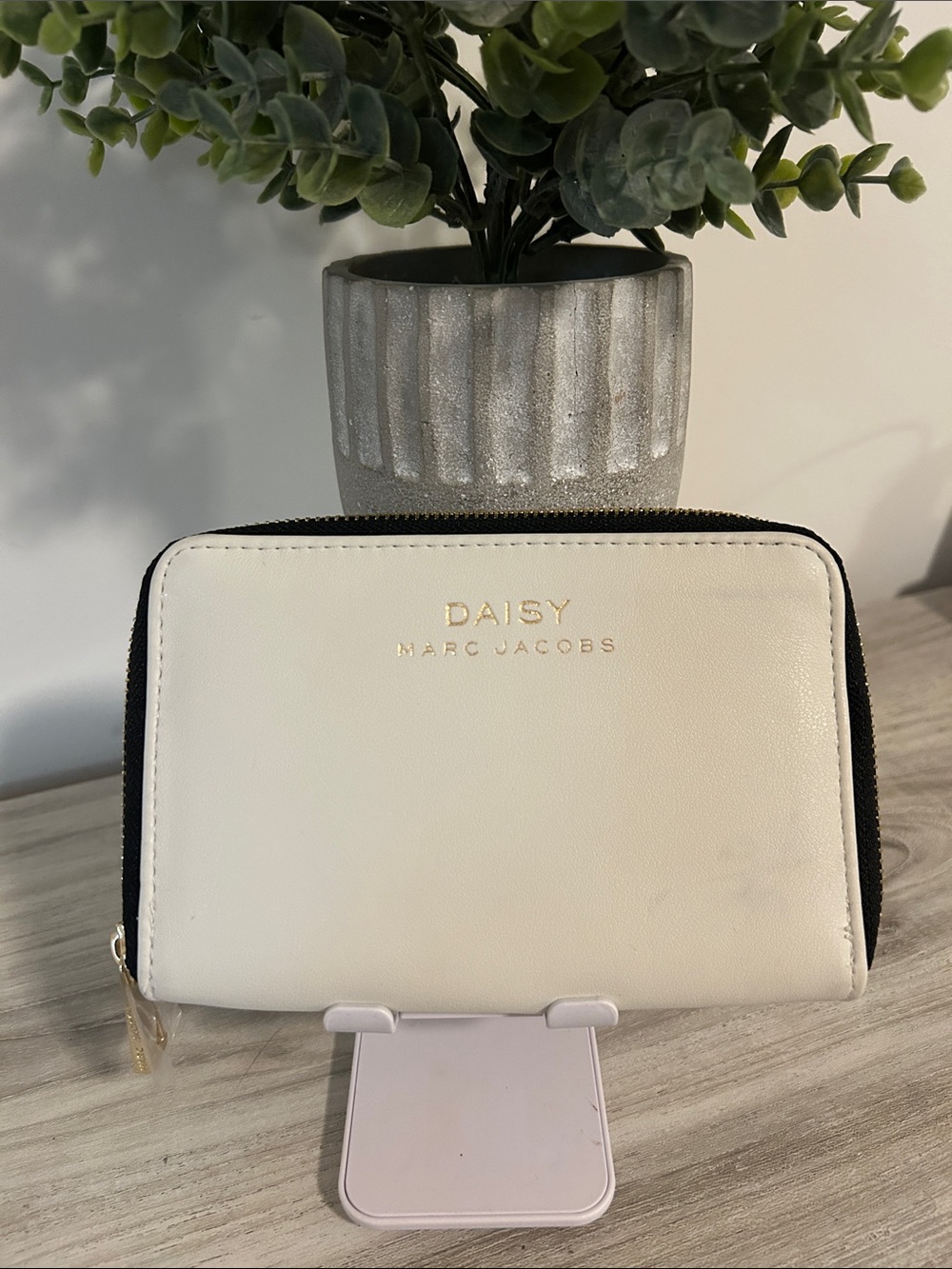 Marc Jacobs Daisy White Zip-Around pouch with Gold Logo